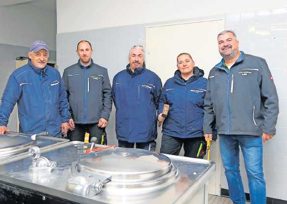 Das Team von Südwest-Entrümpelung mit den beiden Inhabern Dietmar Schiel (ganz links) und Mathias Weis (ganz rechts). FOTO: WALTER POTDEVIN