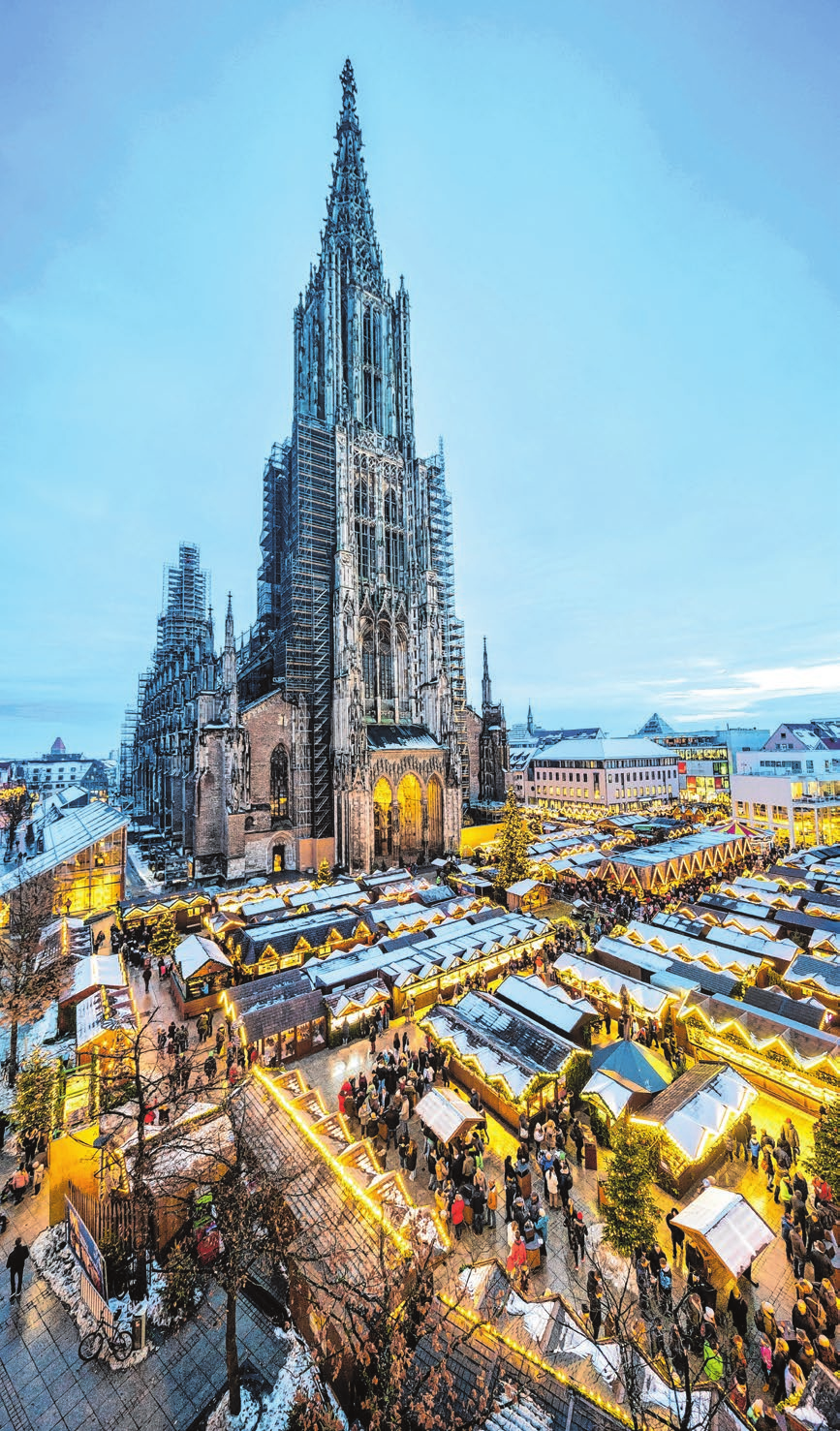 Das altehrwürdige Münster verleiht dem Weihnachtsmarkt eine besonders festliche Atmosphäre. Foto: Volkmar Könneke