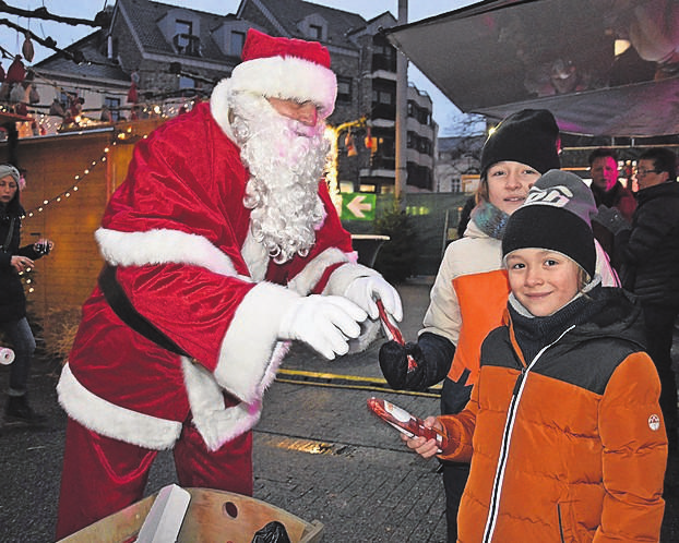 Der Nikolaus schaut am 6. Dezember vorbei und beschert die Kinder.