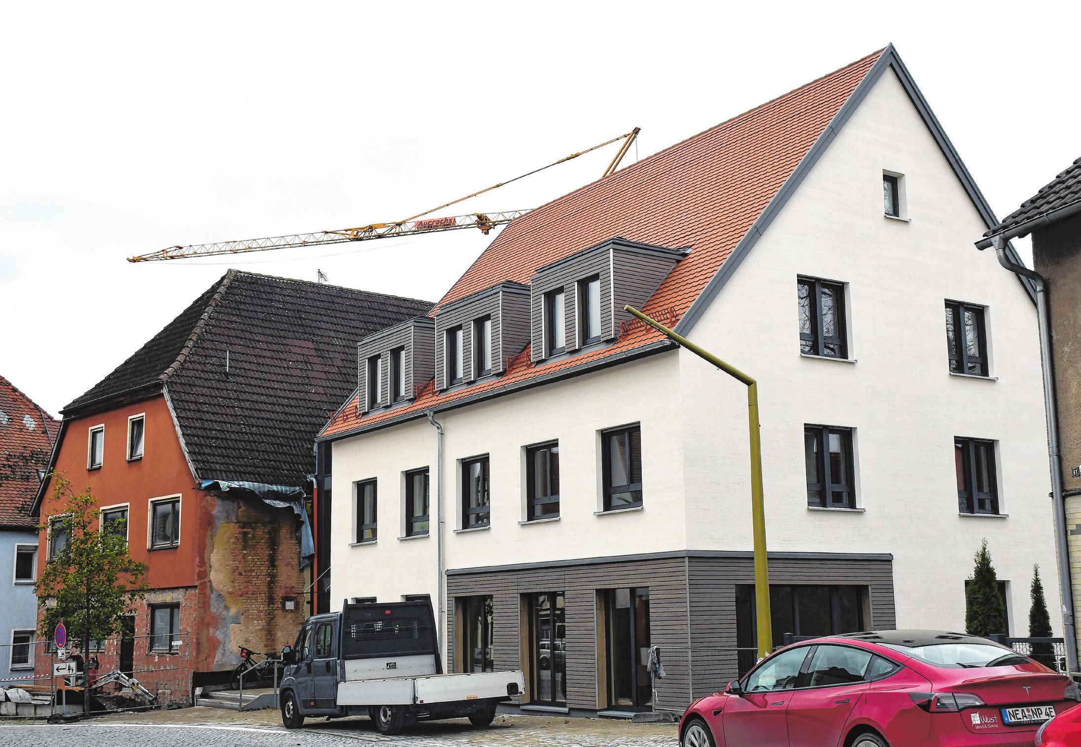 Das Haus der Generationen neben dem Gasthof Hagen in Markt Erlbach schafft individuelle Angebote für Menschen mit Pflegebedarf. Der Ausbau des ehemaligen Gasthauses Hagen dauert noch an. Dort sollen künftig eine Tagespflege und Wohngemeinschaften für ältere psychisch Kranke mit Pflegebedarf untergebracht werden.