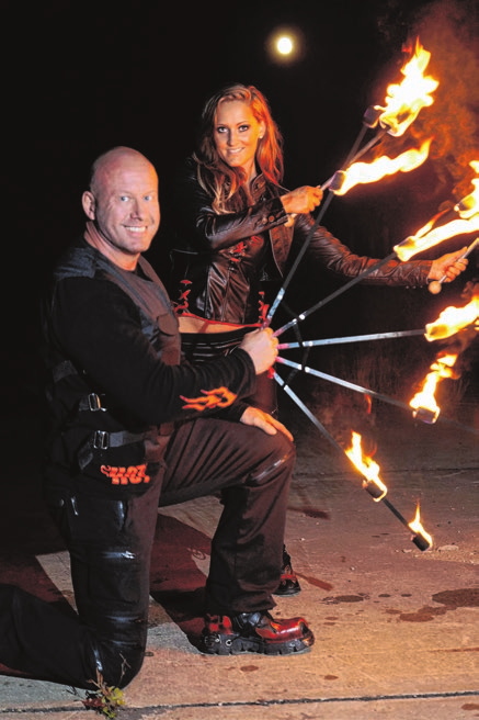 Die Feuershow vom Duo „Beauty & Fire“ beginnt Samstag um 19.30 Uhr. Foto: promo