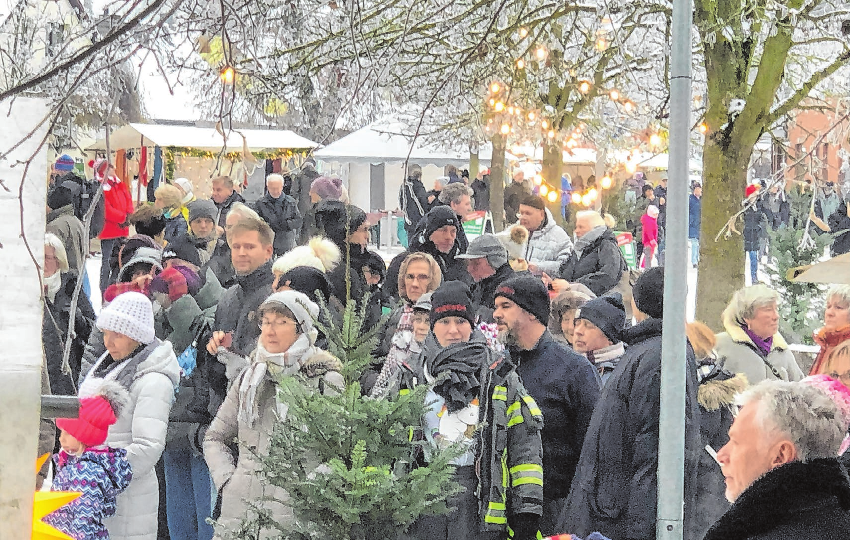 In Woltersdorf wird die Vorweihnachtszeit in diesem Jahr recht früh eingeläutet, und zwar mit dem traditionellen Kirchturmfest. Am Samstag, 30. November, werden zwischen 15 und 20 Uhr vor der Kirche, dem Rathaus und der alten Schule wieder zahlreiche weihnachtliche Stände aufgebaut. Fotos: Ortskirchenrat Woltersdorf