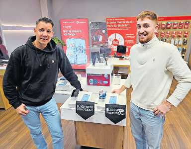 Simon Spies (links) und Inhaber Tim Neumeister bieten alles rund um die Telekommunikation in ihrem Vodafone-Shop Dietz in Grünstadt. FOTO: ANJA BENNDORF