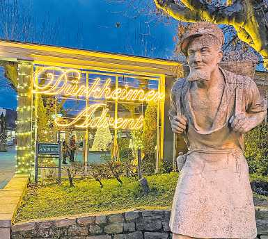 Der Dürkheimer Winzer begrüßt die Besucher, die im Oberen Kurpark über den Kunstmarkt bummeln ARCHIVFOTO: S. LEDERER