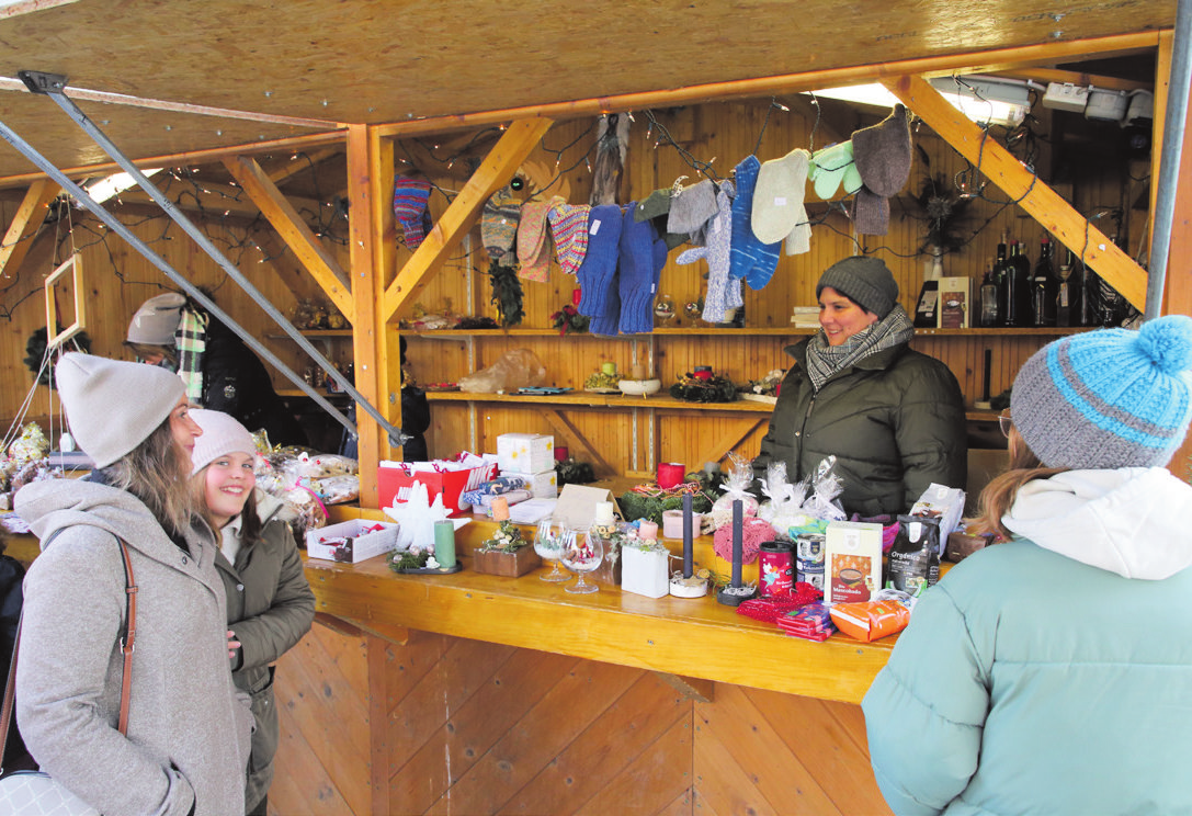 An den verschiedenen Buden werden eine Vielzahl an Strickwaren, Holzbasteleien und leckere Köstlichkeiten angeboten. Der Deutsch-Französische Freundeskreis versorgt die Gäste mit Leckereien aus unserem Nachbarland. Fotos: Alexander Biernoth, Pixabay