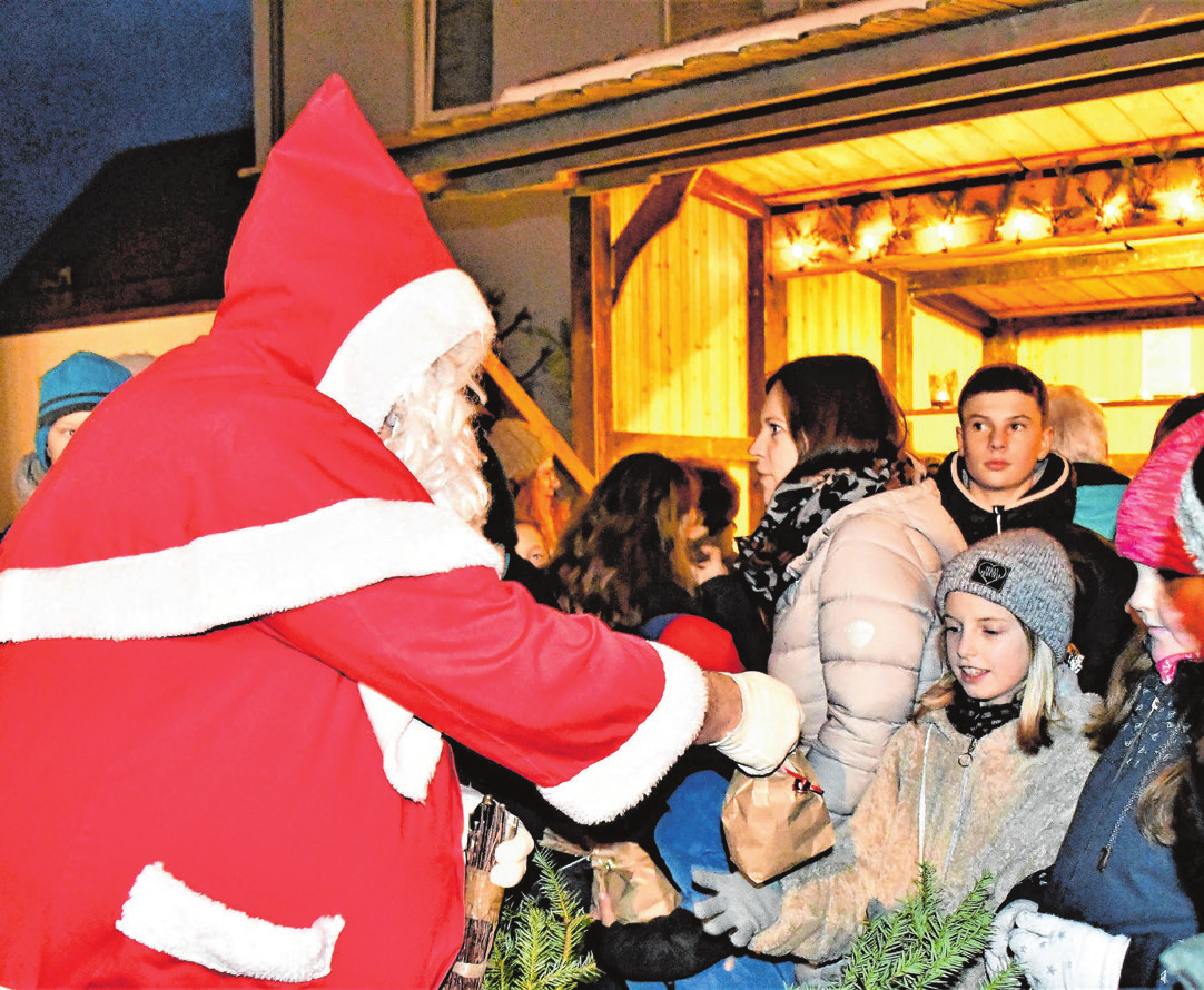 Das Nürnberger Christkind und der Weihnachtsmann dürfen am Sonntag in Trautskirchen nicht fehlen.