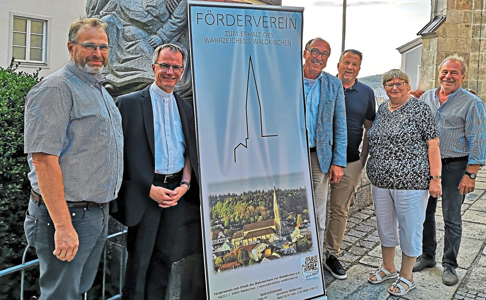 „Förderverein für den Erhalt des Wahrzeichens Waldkirchen“: Pfarrgemeinderatsvorsitzender Andreas Tausch (v.l.), Stadtpfarrer Michael Nirschl, Fördervereins-Vorsitzender Franz Brunner, Franz Michael Huber, Stadträtin Maria Binder und Kulturbeauftragter Hans Draxinger, bitten weiter um finanzielle Unterstützung zum Erhalt des Wahrzeichens.