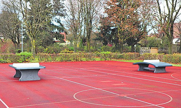 Draußen neu sind eine Tischtennis- und eine Teqballplatte.