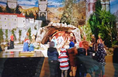 Die Kinder aus dem Familienzentrum St. Franziskus besuchen gern die Krippe in der Kirche.