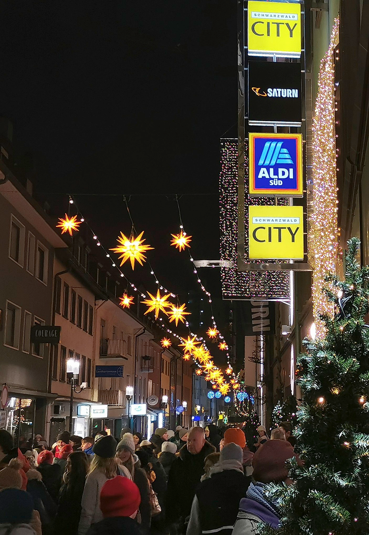 Schön beleuchteter Einkaufsbummel in der Schwarzwaldcity  FOTO: EINKAUFSZENTRUM SCHWARZWALD CITY MIETERVERBAND