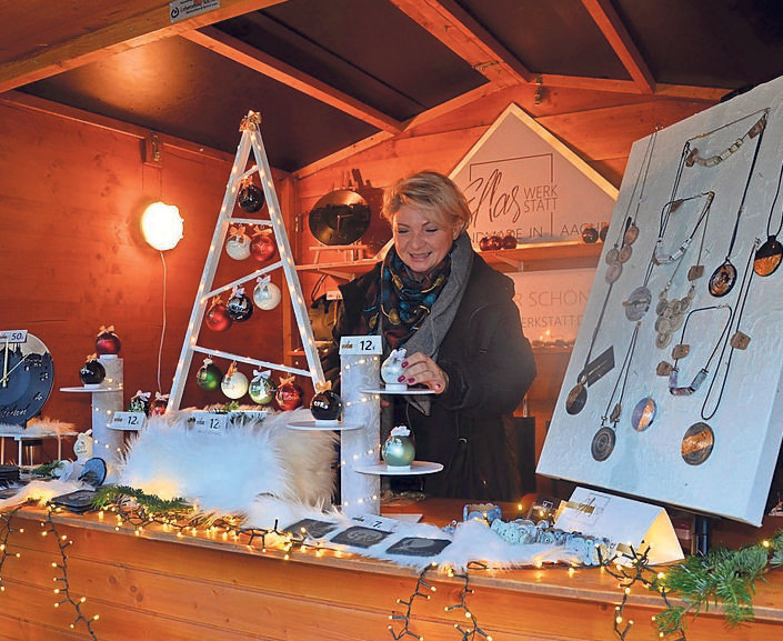 Auch die herrliche Kulisse ringsum trägt zur Popularität des Burtscheider Weihnachtsmarktes bei. FOTOS: WILFRIED BRAUNSDORF/MICHAELA LEISTER