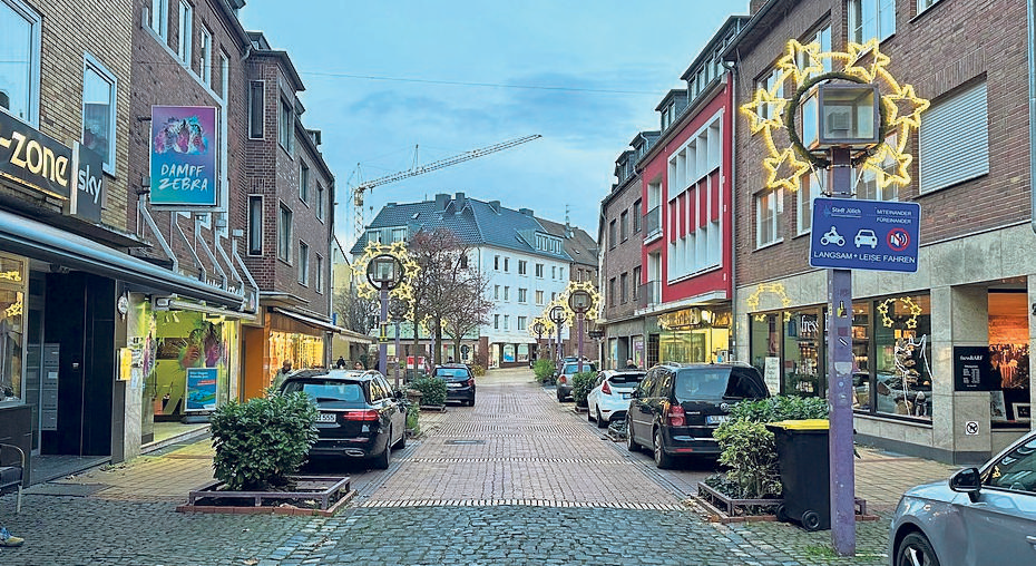 Festlicher Lichterschmuck lässt Jülichs Innenstand in der Adventszeit erstrahlen. FOTO: JESSICA REISS