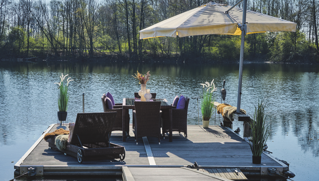 Vor der Terrasse breitet sich eine Traumkulisse aus.