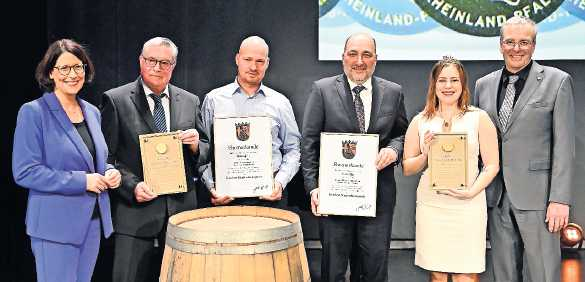 Ministerin Daniela Schmitt (links) hat mit der Pfälzischen Weinkönigin Denise Stripf und Kammerpräsident Michael Horper (rechts) die Großen Staatsehrenpreise an den Forster Winzerverein und das Weingut Thomas Steigelmann (v.l.n.r.) übergeben. Foto: Kai Mehn/oho