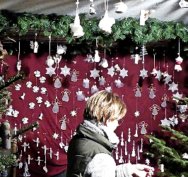 An den Ständen wird auch Weihnachtsschmuck angeboten.