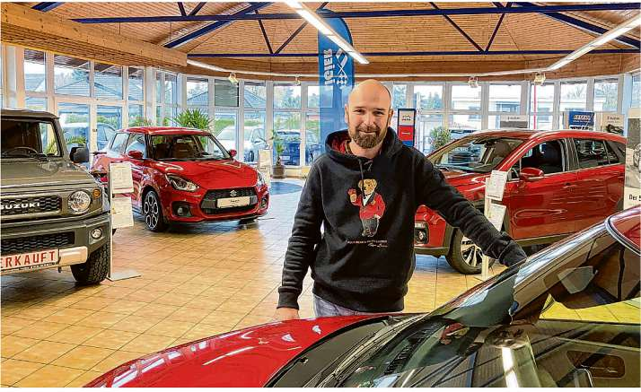 Autohaus-Chef Marco Lewandowski im Ausstellungsraum des Suzuki-Autohauses Kiekebusch. Foto: Angelika Brinkop