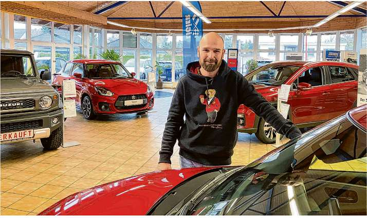 Autohaus-Chef Marco Lewandowski im Ausstellungsraum des Suzuki-Autohauses Kiekebusch. Foto: Angelika Brinkop