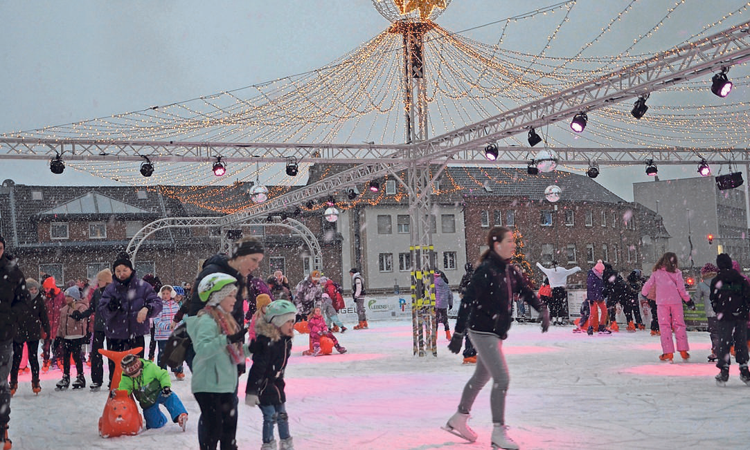 Ein weiteres Highlight paralell zum Brander Weihnachtsmarkt: Die Eislauffläche lädt wieder zum sportlichen Einsatz. FOTO: MICHAELA LEISTER