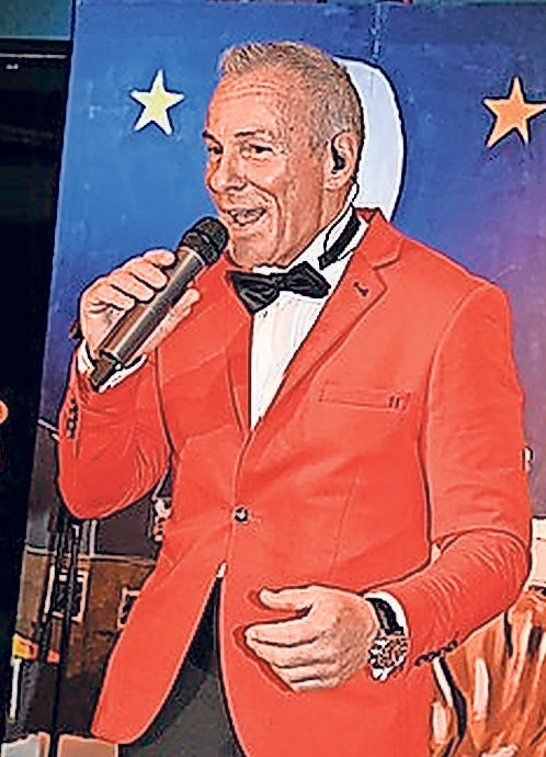 Entertainer Lothar Havenith unterhielt diesmal mit alten und bekannten Weihnachtsliedern. FOTO: ANDREAS RÜBEN