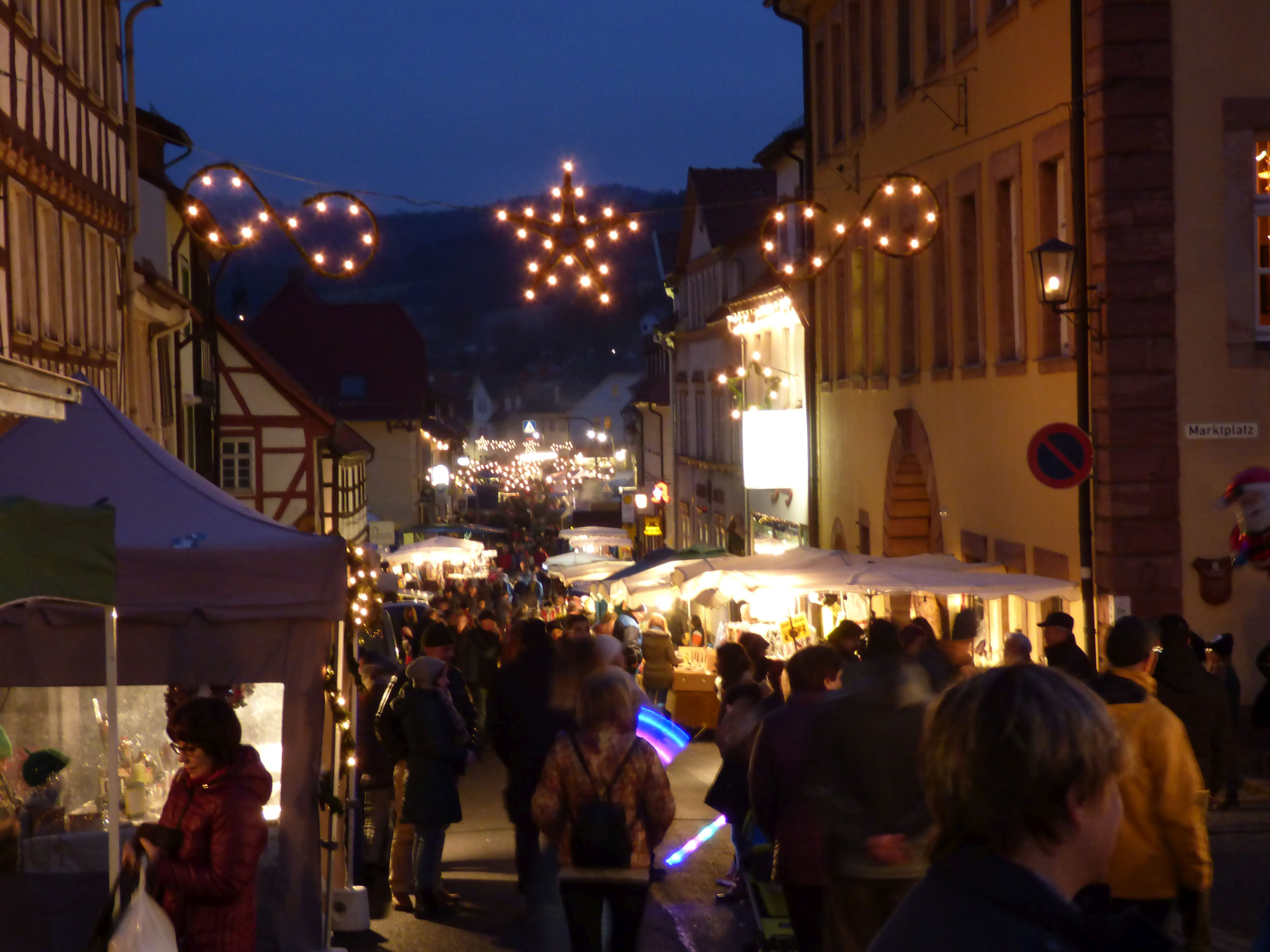 Besonders nach dem Sonnenuntergang bietet der historische Markt eine festliche Atmosphäre. Foto: Touristinfo Tann