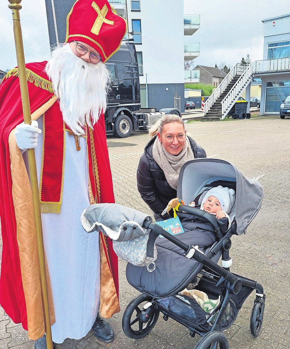 Der Nikolaus der Werbegemeinschaft hat auf seinem Weg durch die Geschäfte des Stadtteils viele Kinder beschenkt. FOTOS: WERBEGEMEINSCHAFT BREINIG