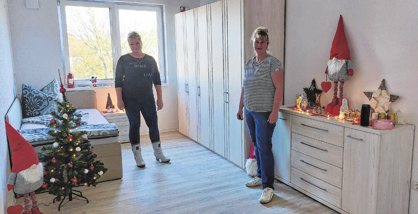 Adventlich geschmückt und fertig eingerichtet. Doreen Seidel (I.), die Leiterin der neuen Wohnstätte und ihre Stellvertreterin Nora Horst stellen das Zimmer eines der 16 Bewohner vor. Foto: saschu