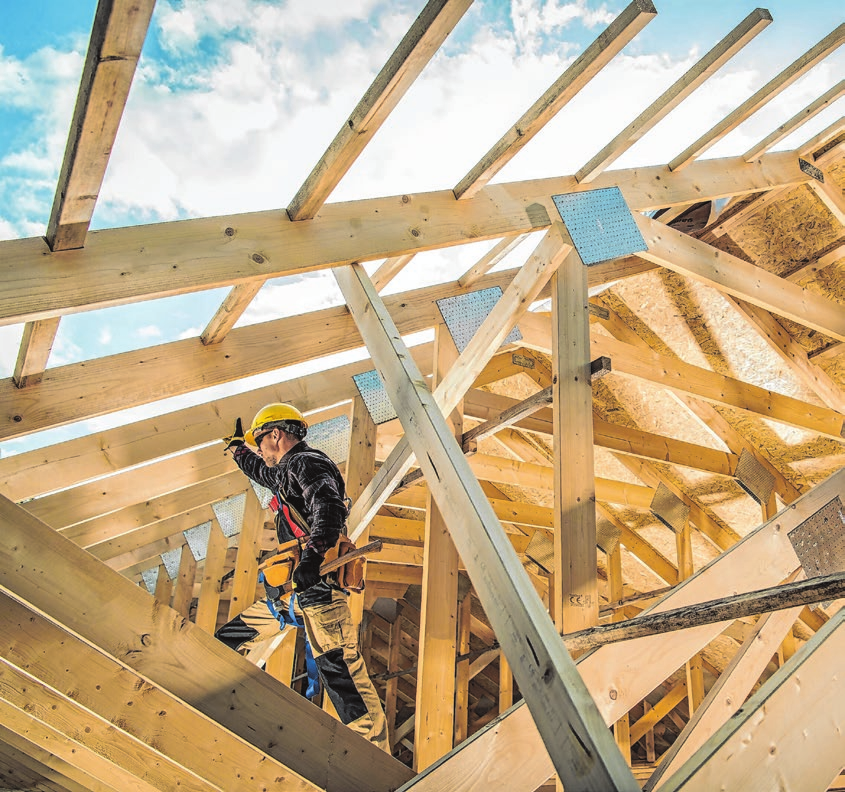 Nicht nur Dachkonstruktionen, ganze Häuser lassen sich aus Holz bauen. Foto: Tomasz Zajda/adobe.stock.com