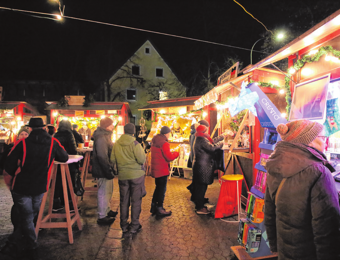 Die hell beleuchteten Buden lockten die Besucher mit vielen weihnachtlichen Ideen.