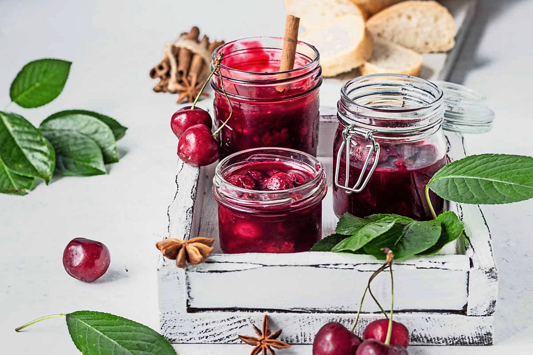 Selbstgemachtes Glühweingewürz lässt sich auch zur Herstellung dieser weihnachtlichen Kirschmarmelade verwenden. FOTO: FRAENKISCHE-REZEPTE.DE