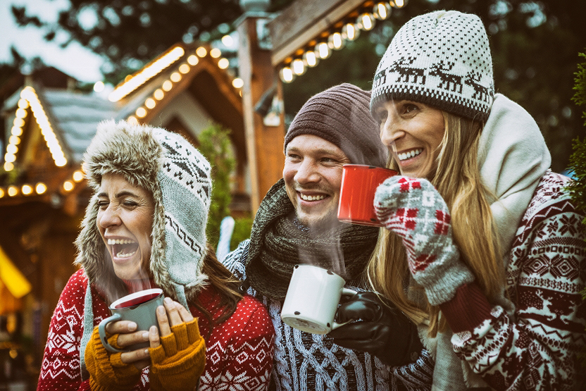 Besonders in Gesellschaft genießen wir gerne eine Tasse Glühwein. FOTO: STOCK.ADOBE.COM/DRUBIG-PHOTO