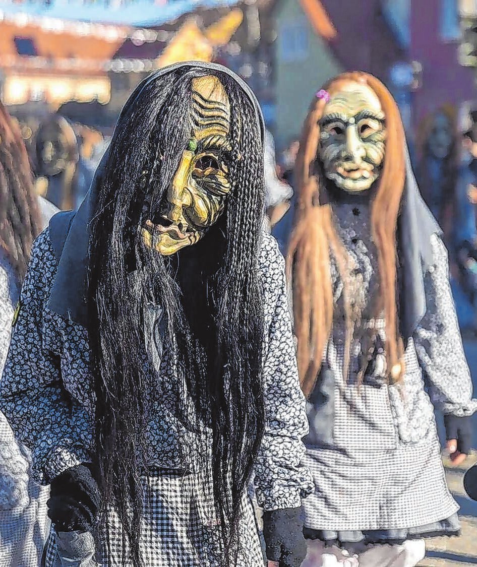 Die „Nebelhexen“ der Narrenfreunde Remmingsheim sind schaurig-schön Gestalten.