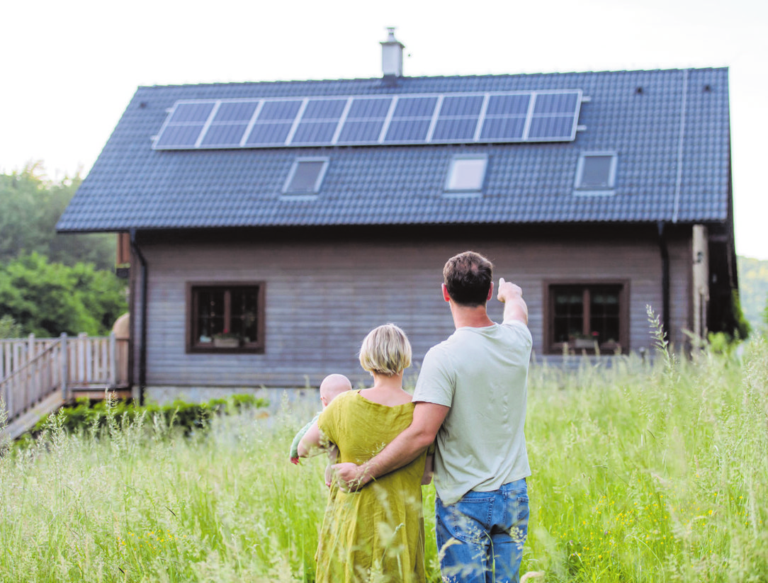 Ein privates Ökokraftwerk auf dem Dach: Photovoltaikanlagen können einen wichtigen Beitrag zur Energieversorgung der Zukunft leisten. Foto: DJD/E.ON/Getty Images/Halfpoint