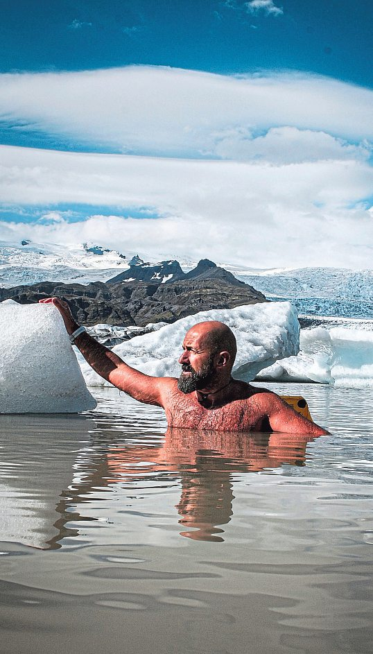 Eisschwimm-Profi Josef Köberl hat bereits zahlreiche Rekorde geholt. Er erklärt in seinen Kursen, wie man das Eisschwimmen für sich selbst erfolgreich in den Alltag integrieren kann. Fotos: Barbara Anderl (2)