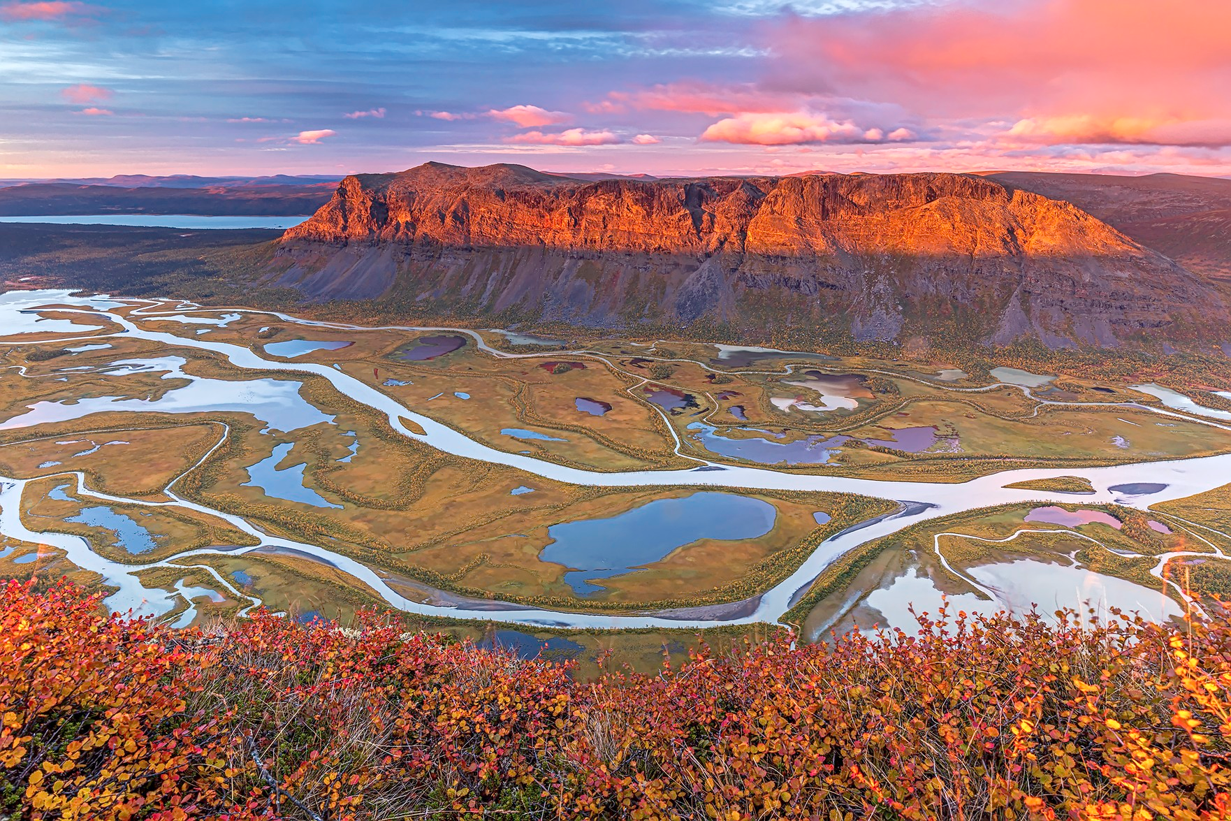 In Lappland verzaubern spektakuläre Küstenlandschaften, geheimnisvollen Wälder, weite Tundren und fantastische Nordlichter die Besucher.