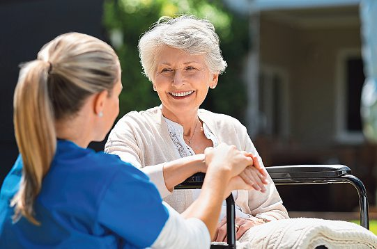 Tirol nimmt in Sachen Pflegelehre die Vorreiterposition in Österreich ein. Dutzende Lehrlinge werden bereits zur Pflegefachkraft ausgebildet. Foto: Rido-stock.adobe.com