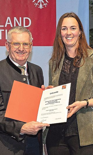 Ausgezeichnete Tiroler Lehrbetriebe: Liebherr, Maschinenring (Neuverleihung) und Unterberger-Denzel (v.l.).