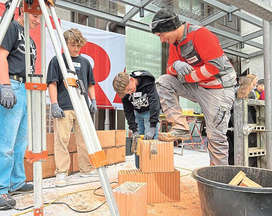 Lehrlinge im Lehrberuf „Vermessungs- und Geoinformationstechnik“ bekommen neue Module. FOTO: WK Reutte