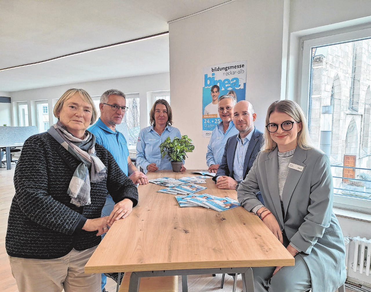 Von Links: Monika Brodbeck und Andreas Haux (voestalpine Automotive Components Dettingen GmbH & Co. KG), Katrin Hemminger und Stephan Allgöwer (Solutioncube), Markus Nill (Agentur für Arbeit Reutlingen) und Alwina Schleinin (AOK - Die Gesundheitskasse Neckar-Alb). Foto: Birgit Pflock-Rutten