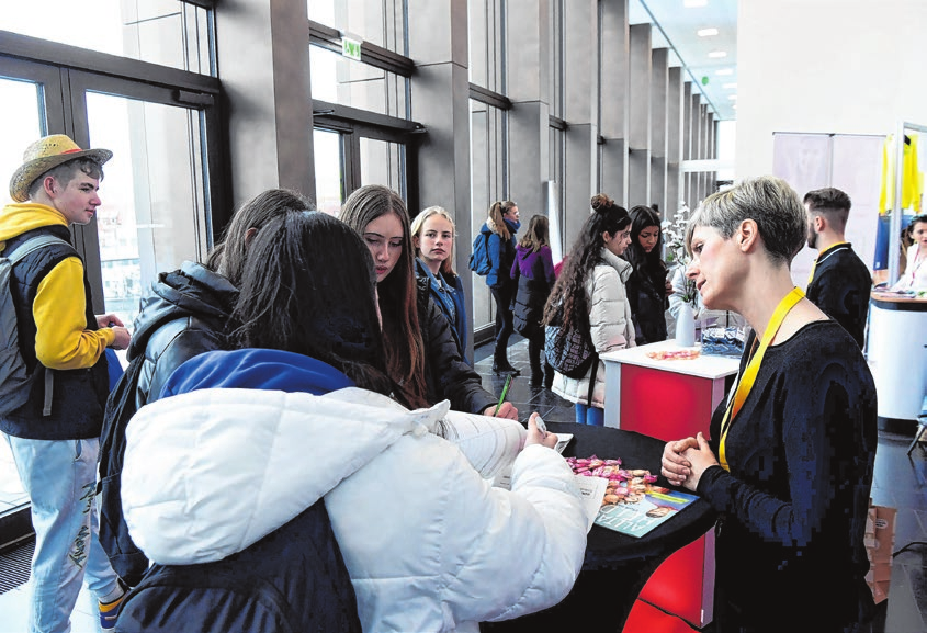 Die Binea in der Reutlinger Stadthalle bringt Schulen, Hochschulen, Unternehmen und Institutionen zusammen, die ihre Angebote präsentieren. Junge Menschen können sich umfassend über Ausbildungsberufe, Studiengänge und Weiterbildungsmöglichkeiten informieren und erste Orientierung für ihre Karriereplanung gewinnen.