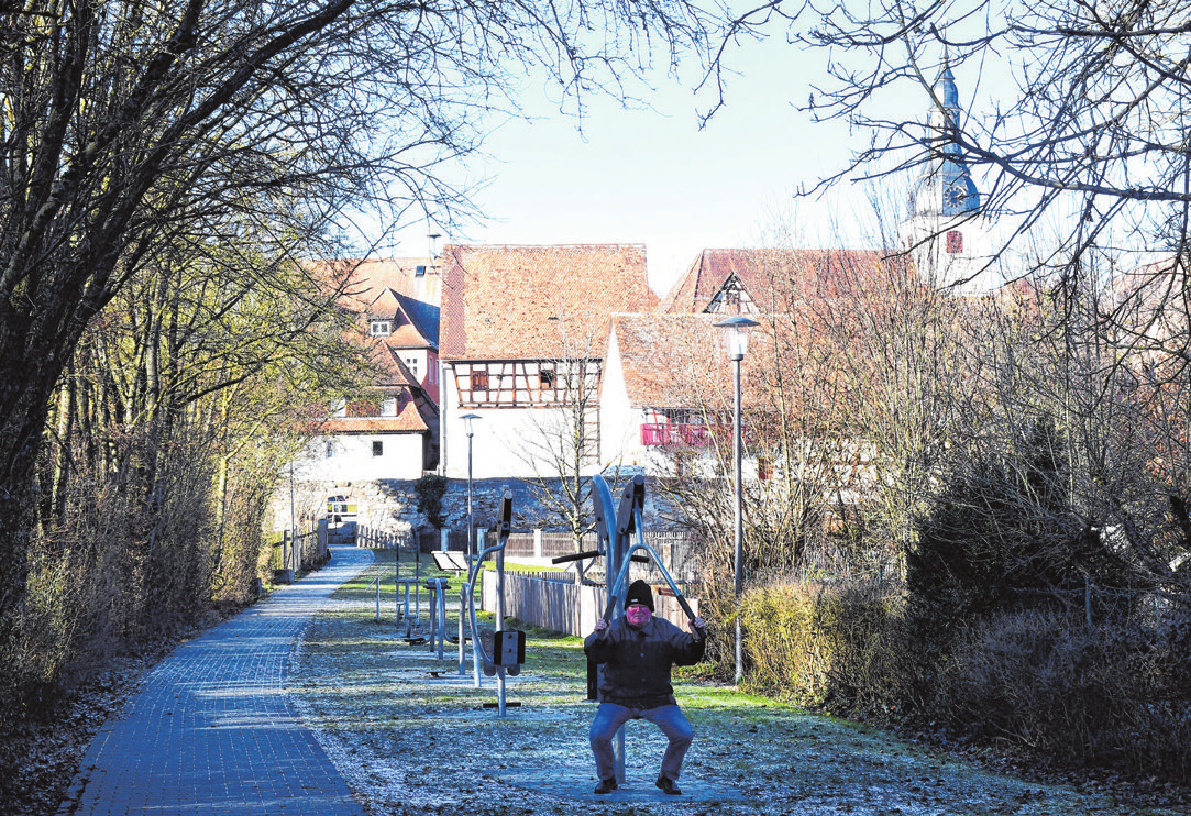 Die Gestaltung des „Grünen Bandes“ mit Spielplatz, Trainingsgeräten, Boulebahn, Entspannungssitz- und Liegemöglichkeiten, Pumptrack-Park, Kneippanlage und Bolzplatz befindet sich in den finalen Zügen.