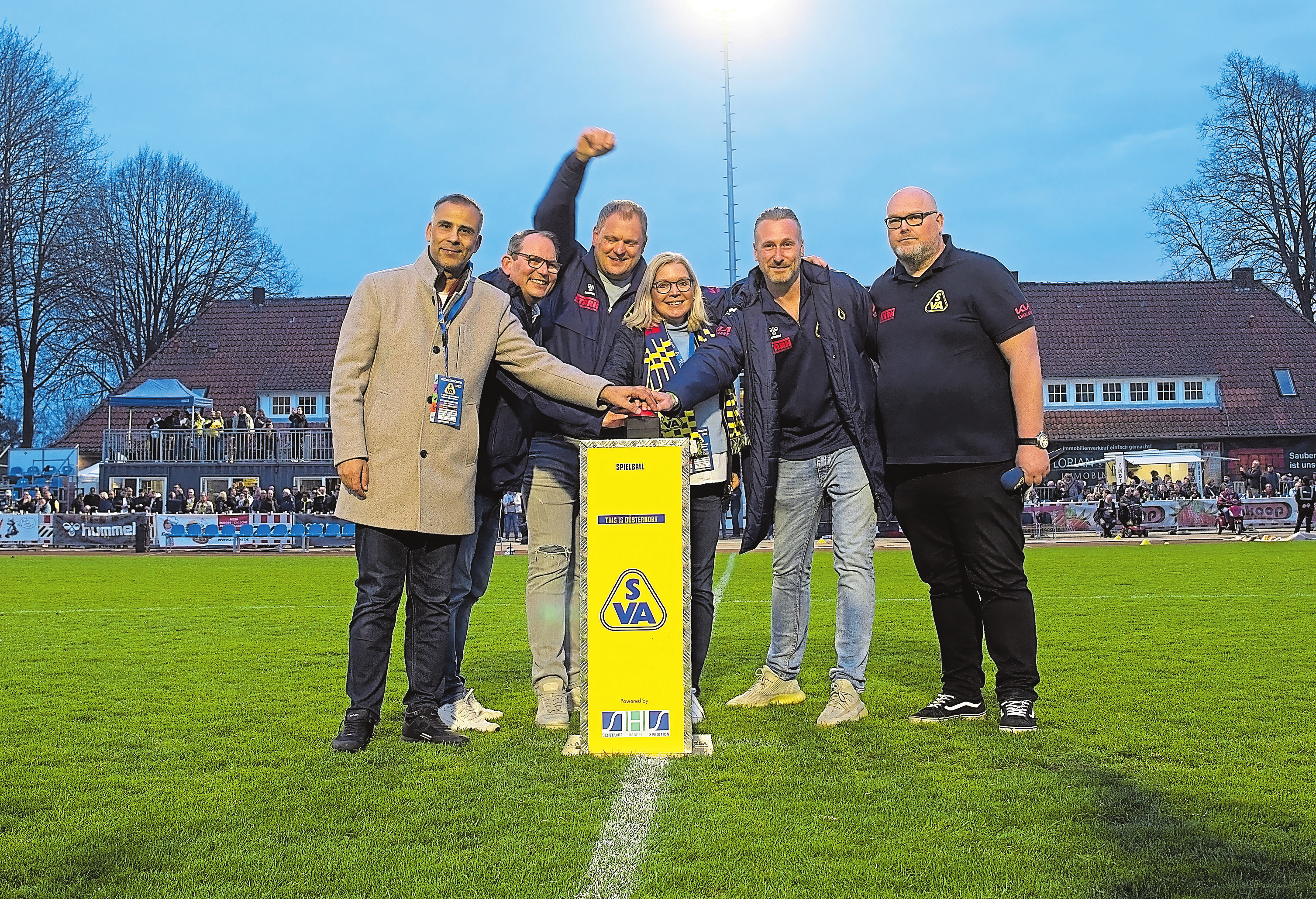 Licht an: Bürgermeister Murat Kalmis, SVA-Vorsitzender Jörg Neunaber, Atlas-Sportvorstand Bastian Fuhrken, Oberbürgermeisterin Petra Gerlach, Tammo Renken (Vorstand Verwaltung) und Pressesprecher Timo Conrad (von links). FOTO: Alex/PHOTO