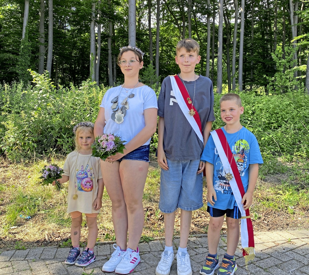 Auf das Kinderschützenfest freuen sich Kinderkönigin Dahlia Dumbawa und Prinzgemahl Robin Köhne mit ihrem Hofstaat.