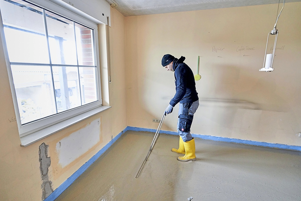 Ein fließfähiger Dünnestrich ist gut für Sanierungsprojekte geeignet Foto: djd/Saint-Gobain Weber/Lars Behrendt