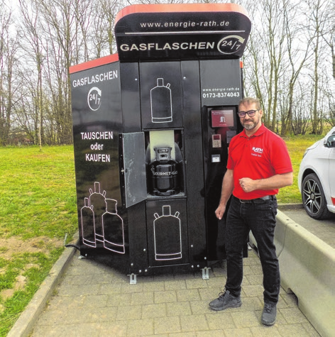 Friedrich Rath zeigt die Handhabung des Automatens. Foto: ina