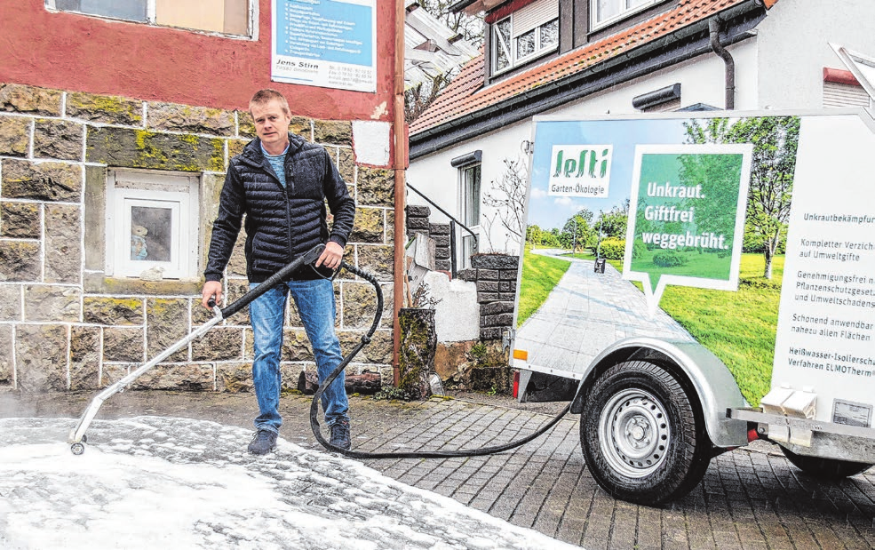 Jens Stirn demonstriert das Elmo Therm-Verfahren für die Bekämpfung von Unkraut auf Pflasterflächen. Foto: Thorsten Hiller