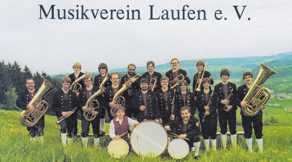 Zum 60-jährigen Bestehen im Jahr 1982 entstand dieses Gruppenbild vor idyllischer Bergkulisse. Fotos: Musikverein Laufen