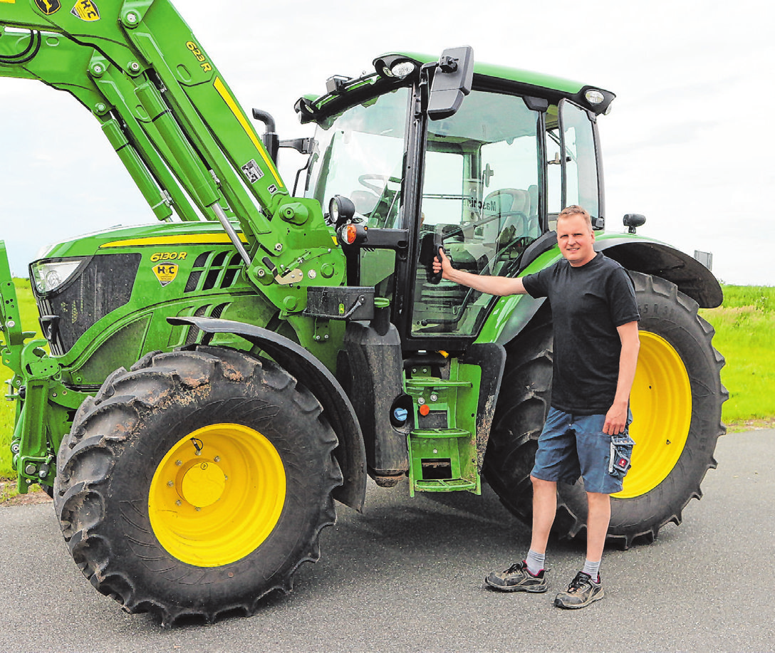Erster Vorstand Herbert Weigand aus Hellmitzheim, der seinen Traktor auch für seine Berufskollegen im Einsatz hat.