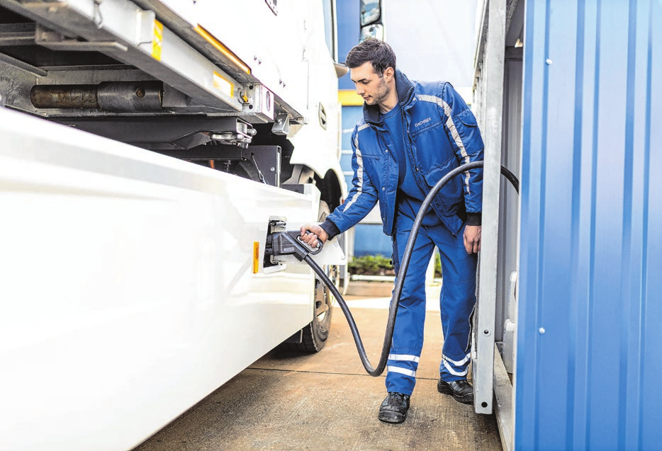 Ladekabel statt Zapfsäule: Bei Dachser sind die Weichen für eine nachhaltige Logistik mit den ersten batterie- elektrischen Lkw gestellt. Foto: Dachser 