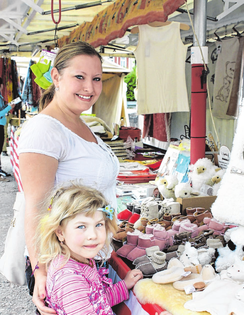 Ob beim Flohmarkt oder an den Marktbuden - das bunte Treiben zu Pfingsten lädt zum Stöbern und Staunen ein.