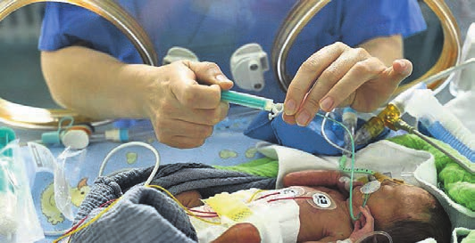In den Städtischen Kliniken Mönchengladbach kümmern sich 50 hochspezialisierte Mitarbeiter um Neugeborene, die zu früh oder mit Krankheiten auf die Welt gekommen sind.